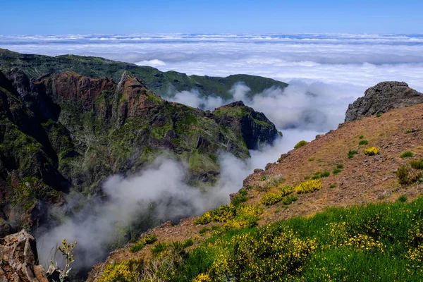 Pico Ruivo and Pico do Areeiro mountain peaks in Madeira, Portugal — Stock Photo, Image