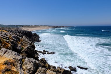 Kayalıklı ve okyanuslu bir peyzaj. Cascais, Portekiz