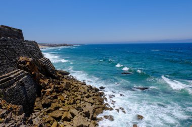 Landscpae kayalar ve okyanus.