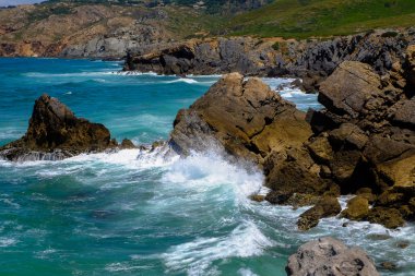 Kayalıklı ve okyanuslu bir peyzaj. Cascais, Portekiz