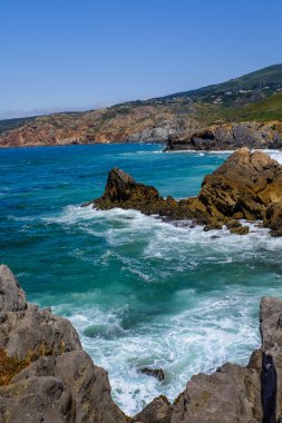 Kayalıklı ve okyanuslu bir peyzaj. Cascais, Portekiz