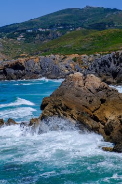 Kayalıklı ve okyanuslu bir peyzaj. Cascais, Portekiz