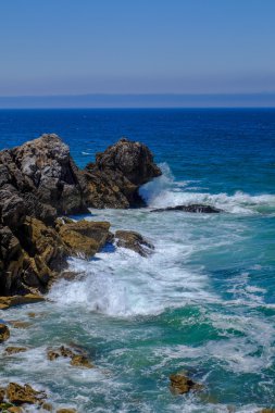 Kayalıklı ve okyanuslu bir peyzaj. Cascais, Portekiz