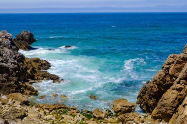 Kayalıklı ve okyanuslu bir peyzaj. Cascais, Portekiz