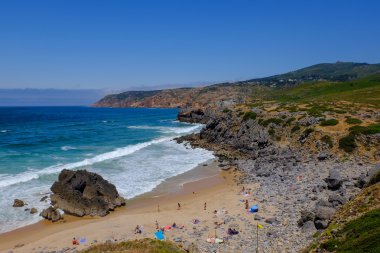 Mavi gökyüzü ve kumlu plaj, Portekiz, Cascais
