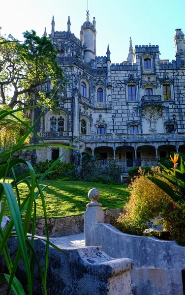 Regaleiras slott (känd som Quinta da Regaleiras) ligger i Sintra, Portugal — Stockfoto