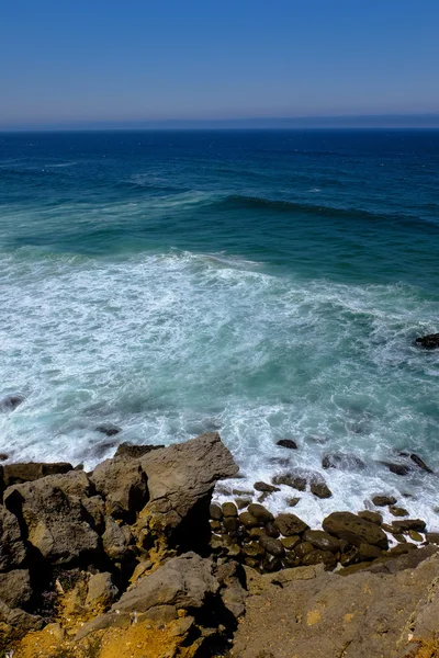 Landscpae ze skałami i oceanem. Cascais, Portugalia — Zdjęcie stockowe