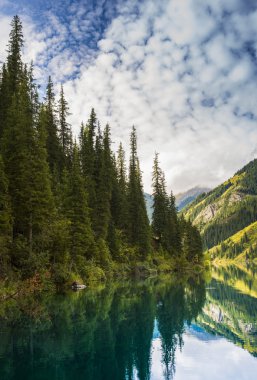 Yüksek dağ Gölü'nün güzel manzara 