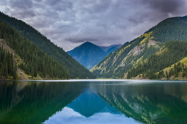 Hermosa vista del lago de alta montaña Kolsai en Kazajstán — Foto de Stock