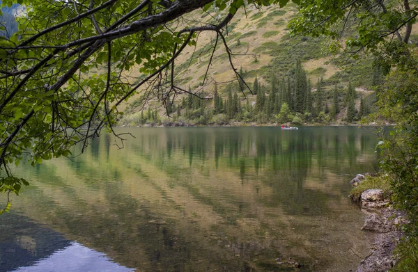 Krásný výhled na vysoké horské jezero Kolsai v Kazachstánu — Stock fotografie