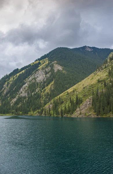 Hermosa vista del lago de alta montaña Kolsai en Kazajstán —  Fotos de Stock