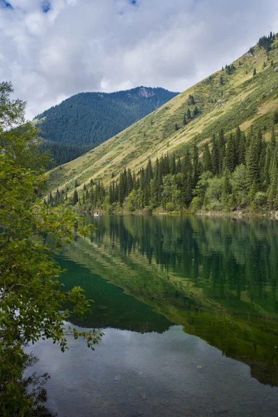 Hermosa vista del lago de alta montaña — Foto de Stock