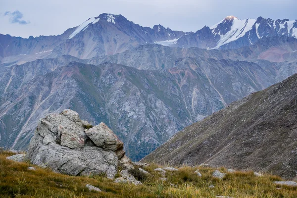 Natureza perto de Big Almaty Lake, Tien Shan Montanhas em Almaty, Cazaquistão — Fotografia de Stock