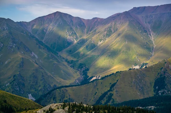 Naturaleza cerca de Big Almaty Lake, Montañas Tien Shan en Almaty, Kazajstán — Foto de Stock