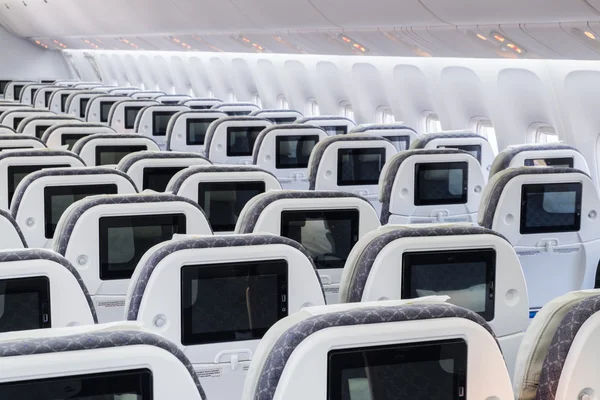 LCD-skärmen på passagerarsätet i flygplan — Stockfoto