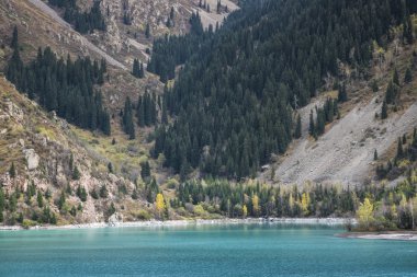 Dağ gölü Issyk Kazakistan Almatı şehrinde 