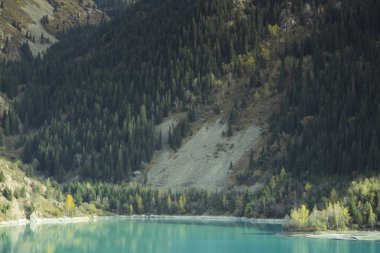 Dağ gölü Issyk Kazakistan Almatı şehrinde 