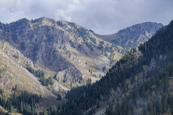 Montañas en la ciudad de Almaty, Kazajistán —  Fotos de Stock