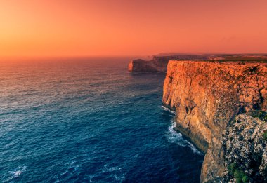 Cape St. Vincent, Algarve, Portekiz 'deki Atlantik Okyanusu' nun Rocky sahili..