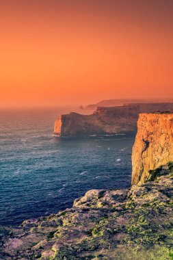 Cape St. Vincent, Algarve, Portekiz 'deki Atlantik Okyanusu' nun Rocky sahili..
