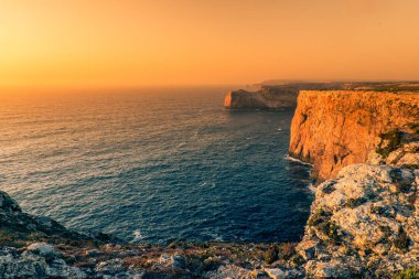 Cape St. Vincent, Algarve, Portekiz 'deki Atlantik Okyanusu' nun Rocky sahili..