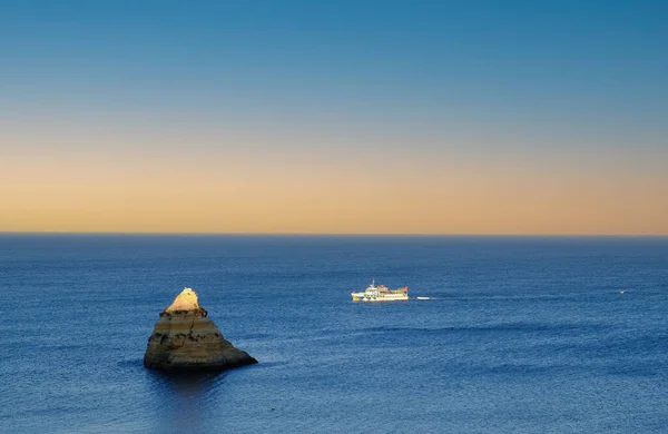 Landschap met rotsen en oceaan. Cascais, Portugal — Stockfoto