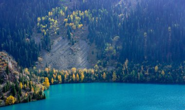 Dağlardaki güzel göl manzarası