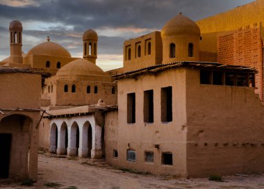 Almaty, Kazakistan yakınlarındaki Ili Nehri 'ndeki göçebelerin kayboluşu.