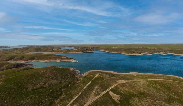 Pintoresca Vista Del Río Rodeado Verdes Colinas —  Fotos de Stock