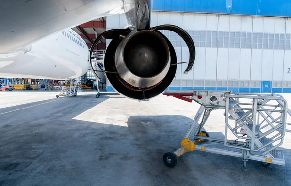Jet Motorlu Uçaklar Bakım Dönemi Kontrolü Havacılık Endüstriyel Hizmetleri Için — Stok fotoğraf