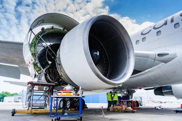 Mechanics Check Airplane Jet Engine Aviation Industrial Service — Stock Photo, Image