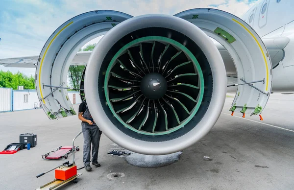 Mechanics Check Airplane Jet Engine Aviation Industrial Service — Stock Photo, Image