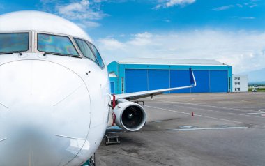 Havaalanındaki modern jetin yakın çekim görüntüsü.