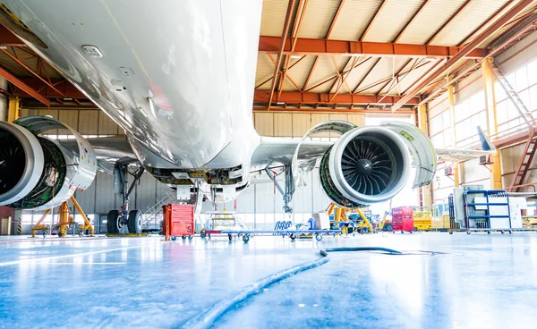 Vista Inferior Del Avión Jet Durante Servicio Hangar — Foto de Stock