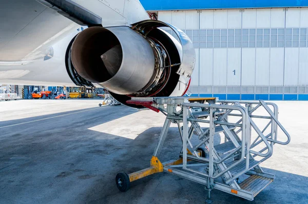 Aviones Motor Reacción Abiertos Para Verificación Del Período Mantenimiento Servicio — Foto de Stock