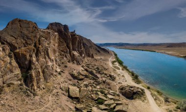 Almaty bölgesinde Ili Nehri, Kazakistan, Tamgaly-Tas Milli Parkı.