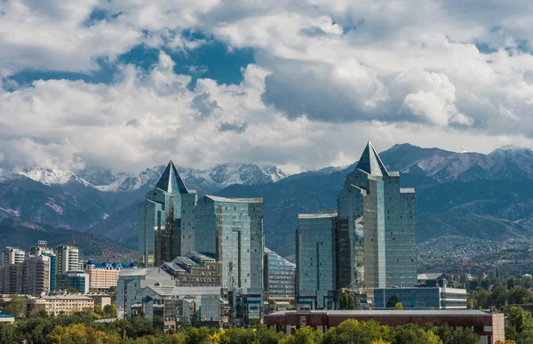 Horizonte de Almaty — Foto de Stock