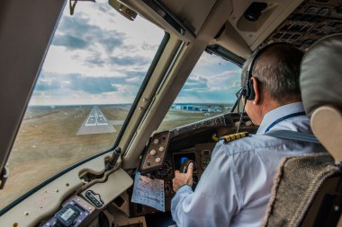 Pilotlar kokpitte - inişe hazırlanıyor