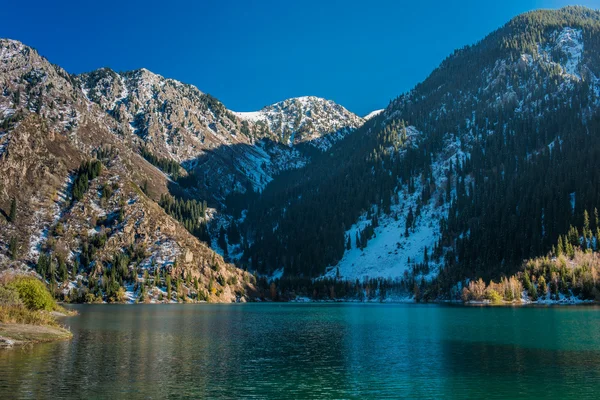 Lago de montaña — Foto de Stock