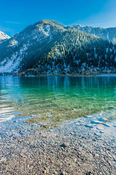 Lago de montaña — Foto de Stock