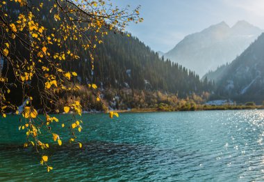 Pastoral dağ gölü tarafından güzel çerçeveli sonbahar renklerde kalkıyor