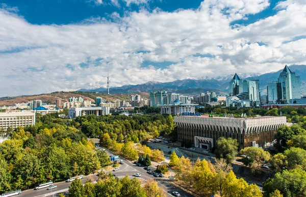 Vista panorámica de la ciudad de Almaty — Foto de Stock