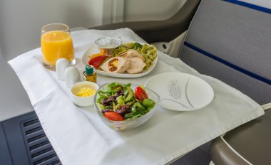 Uçağın gemide yemek