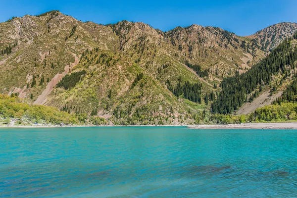 Lago com montanhas verdes — Fotografia de Stock