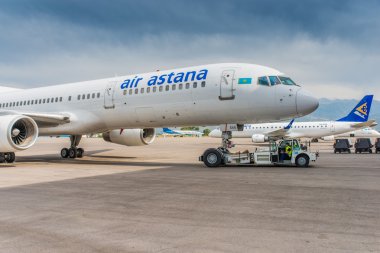 Air Astana uçak bir geçide çekili