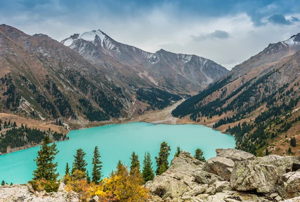 Big Almaty Lake no Cazaquistão — Fotografia de Stock