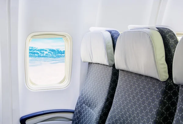 Assentos e janelas vazios para aeronaves — Fotografia de Stock