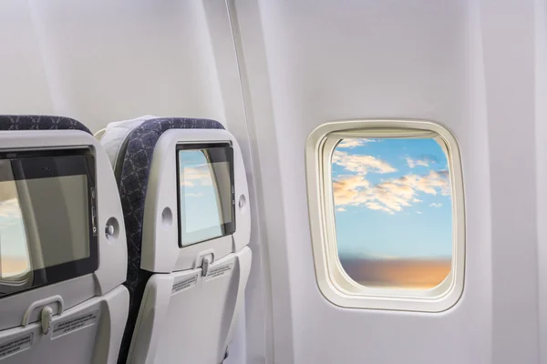 Üres repülőgépülések és ablakok — Stock Fotó