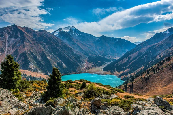 Grote almaty lake in Kazachstan Rechtenvrije Stockafbeeldingen