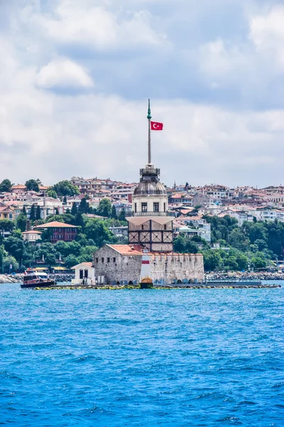 Dívčí věž a silueta starého města v istanbulské Turecku — Stock fotografie